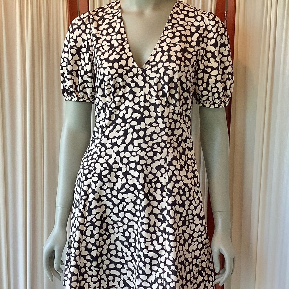 UniQlo Mini Dress Black & White Abstract V neck Short Sleeve Womens Small